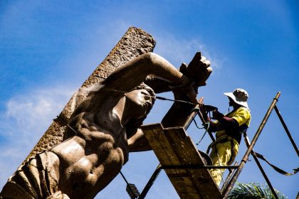 Equipes da Secretaria de Conservação realizam limpeza da estátua de São Sebastião, na Praça Luís de Camões, na Glória.