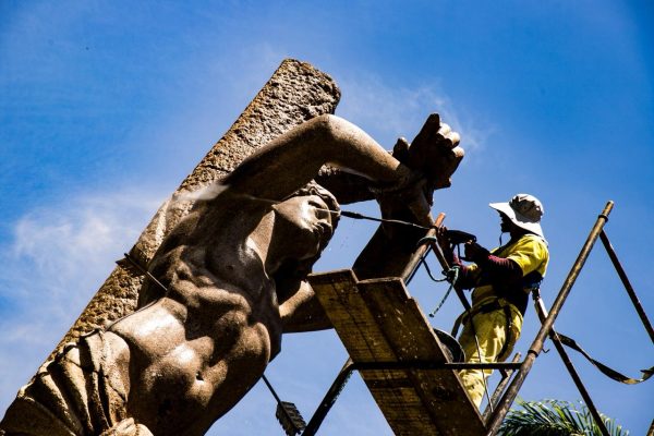 Equipes da Secretaria de Conservação realizam limpeza da estátua de São Sebastião, na Praça Luís de Camões, na Glória.