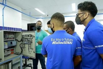 Alunos participam de aula em curso do Firjan SENAI