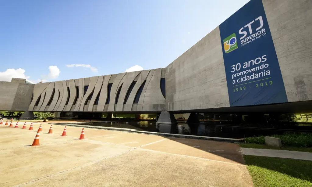 Plano de saúde não pode cancelar contrato sem aviso prévio, decide STJ