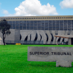 Fachada do Superior Tribunal de Justiça, em Brasília, onde foi negado pedido liminar em habeas corpus que buscava revogar a prisão preventiva de acusado de integrar milícia em Belford Roxo (RJ).