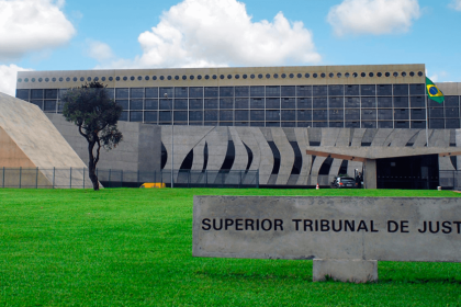 Fachada do Superior Tribunal de Justiça, em Brasília, onde foi negado pedido liminar em habeas corpus que buscava revogar a prisão preventiva de acusado de integrar milícia em Belford Roxo (RJ).