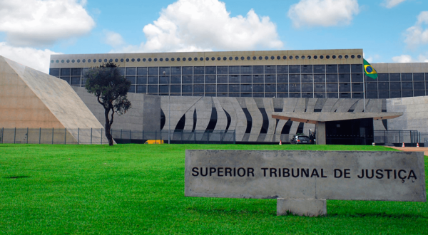 Fachada do Superior Tribunal de Justiça, em Brasília, onde foi negado pedido liminar em habeas corpus que buscava revogar a prisão preventiva de acusado de integrar milícia em Belford Roxo (RJ).