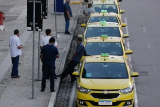 Lei municipal permitia que veículos com mais de 10 anos fossem usados para serviço de táxi