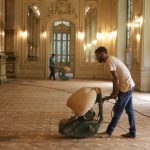 Funcionários realizam recuperação do piso histórico durante obras de revitalização no Theatro Municipal do Rio, em preparação para a temporada de 2026.