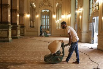 Funcionários realizam recuperação do piso histórico durante obras de revitalização no Theatro Municipal do Rio, em preparação para a temporada de 2026.