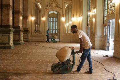 Funcionários realizam recuperação do piso histórico durante obras de revitalização no Theatro Municipal do Rio, em preparação para a temporada de 2026.