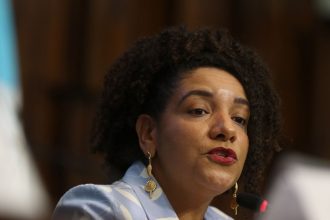 Mulher mais votada para a Alerj, Renata Souza relatou ter recebido ameaça de morte com conteúdo racista pela internet.