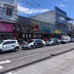 Carros da Light e viaturas da Polícia Civil estacionados em Vicente de Carvalho