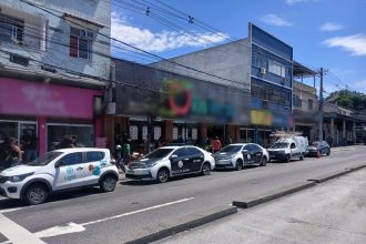 Carros da Light e viaturas da Polícia Civil estacionados em Vicente de Carvalho