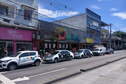 Carros da Light e viaturas da Polícia Civil estacionados em Vicente de Carvalho