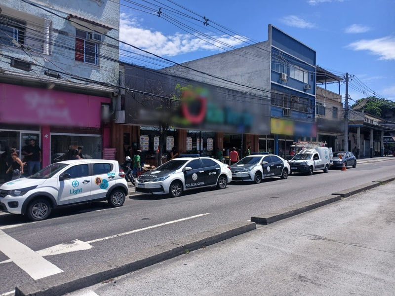 Carros da Light e viaturas da Polícia Civil estacionados em Vicente de Carvalho