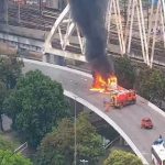 Ônibus foi totalmente tomado pelas chamas; apesar dos susto, não há registro de feridos