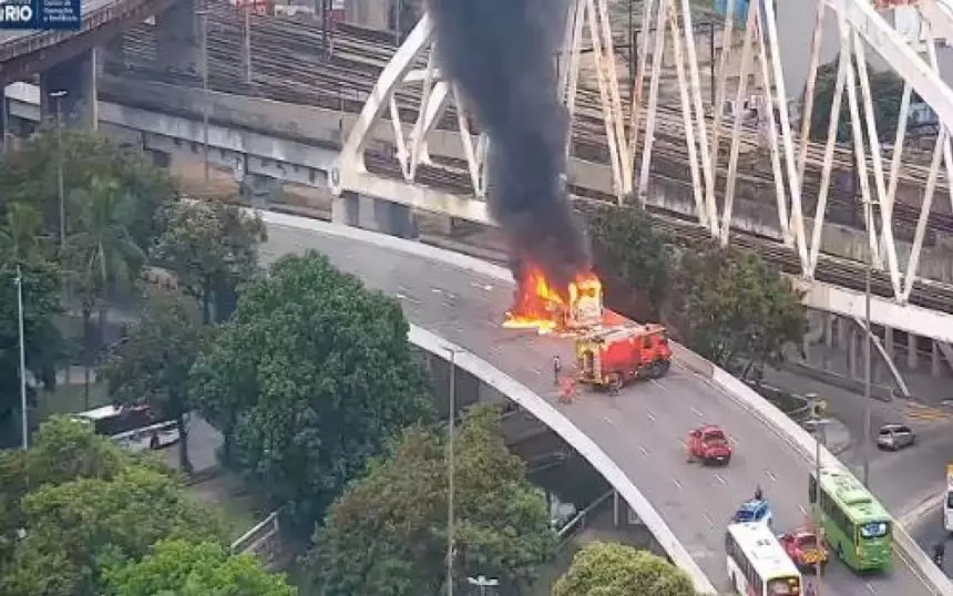 Ônibus foi totalmente tomado pelas chamas no acesso ao Viaduto dos Marinheiros; apesar dos susto, não há registro de feridos