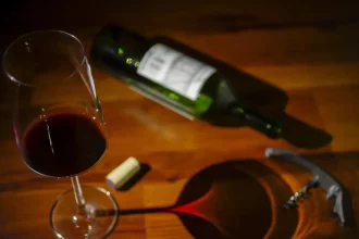 Lei da "rolha" também proíbe consumação mínima para permitir que clientes bebem seu próprio vinho