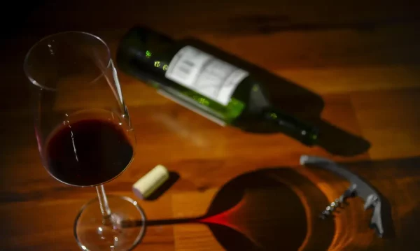 Lei da "rolha" também proíbe consumação mínima para permitir que clientes bebem seu próprio vinho