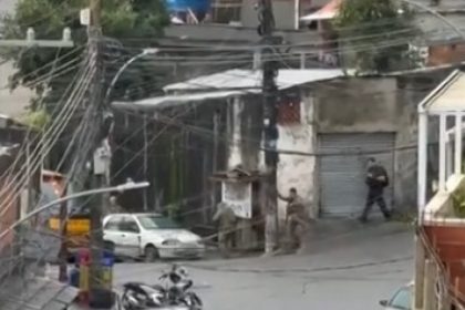 Agentes realizando operação policial no Vidigal, na Zona Sul