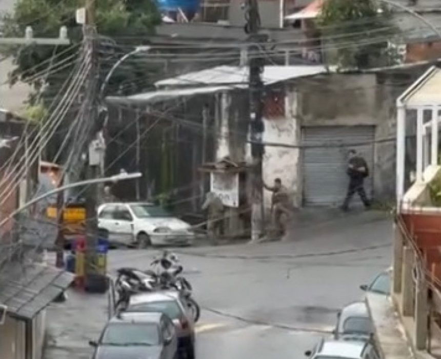 Agentes realizando operação policial no Vidigal, na Zona Sul