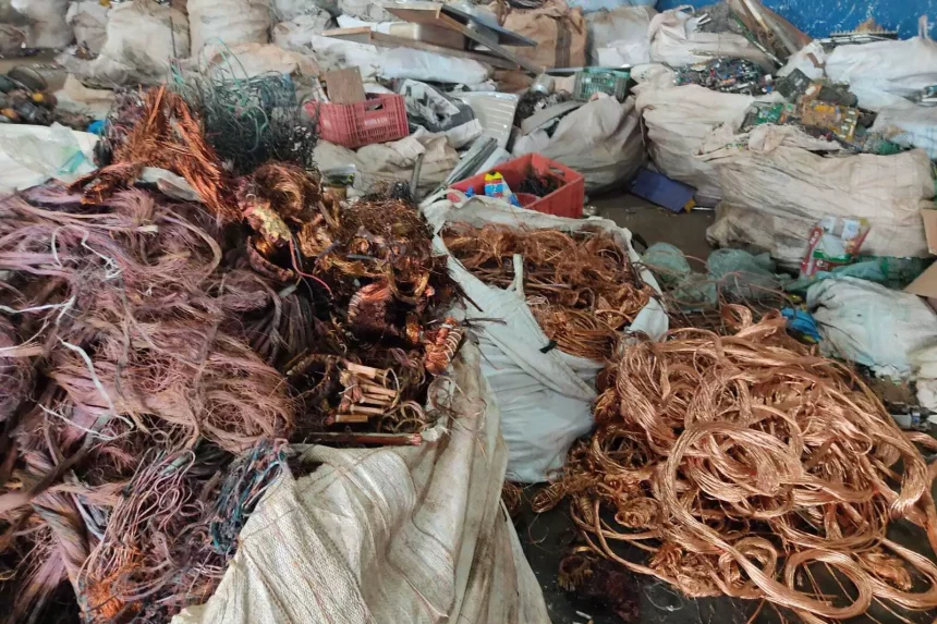 Fios de cobre furtados em ferro-velho