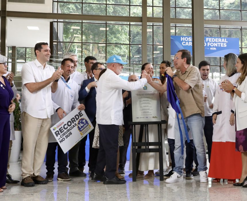 Presidente Lula e prefeito Eduardo Paes apertam as mãos durante inauguração de nova emergência no Hospital Cardoso Fontes, em Jacarepaguá