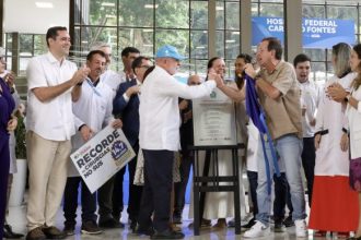 Presidente Lula e prefeito Eduardo Paes apertam as mãos durante inauguração de nova emergência no Hospital Cardoso Fontes, em Jacarepaguá