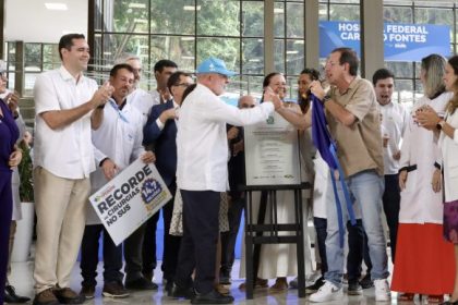 Presidente Lula e prefeito Eduardo Paes apertam as mãos durante inauguração de nova emergência no Hospital Cardoso Fontes, em Jacarepaguá