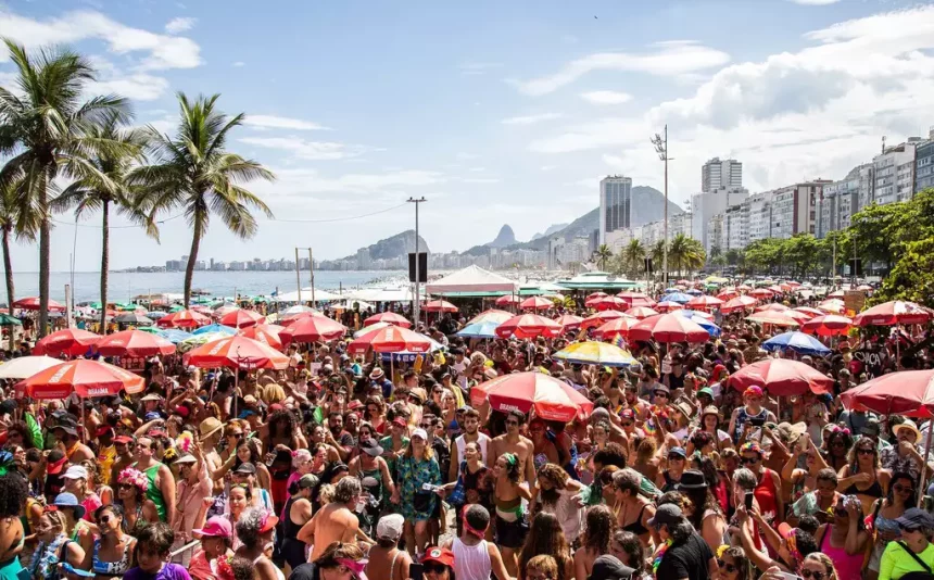 Sol e calor marcam o fim de semana de carnaval no Rio de Janeiro