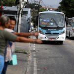 Passageiros fazem "sinal" para ônibus no Rio