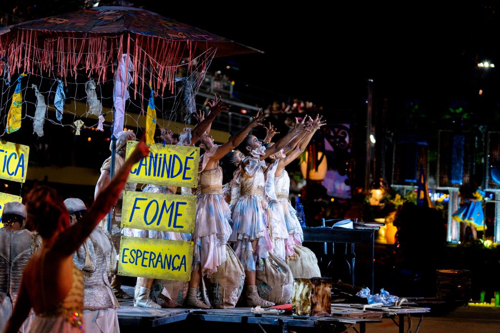 Segunda noite do Grupo Especial faz a Sapucaí cantar, vibrar e se emocionar com grandes homenagens 65 55100880840 254fa85250 o