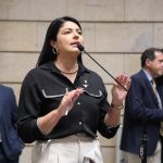 Vereadores do PL vão à Justiça Eleitoral para tentar barrar candidatura de Paes por aparecer com Lula na Sapucaí