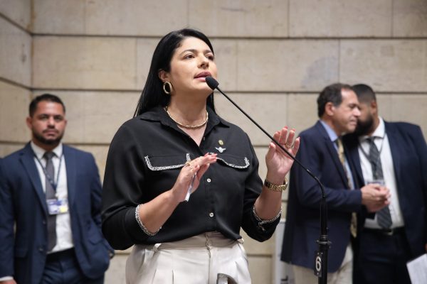Vereadores do PL vão à Justiça Eleitoral para tentar barrar candidatura de Paes por aparecer com Lula na Sapucaí