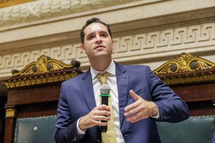 Sem Paes, Cavaliere comanda abertura da Câmara do Rio e esquenta sua futura cadeira de prefeito