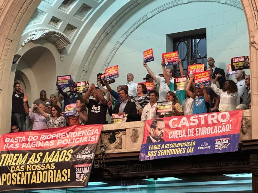 Servidores manifestam nas galerias da Alerj no Palácio Tiradentes