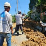 Agentes da concessionária Águas do Rio realizando obras de melhoria