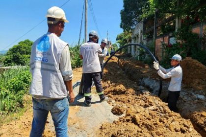 Agentes da concessionária Águas do Rio realizando obras de melhoria