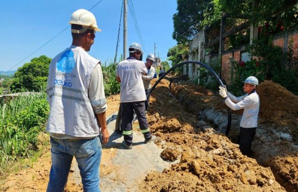 Agentes da concessionária Águas do Rio realizando obras de melhoria