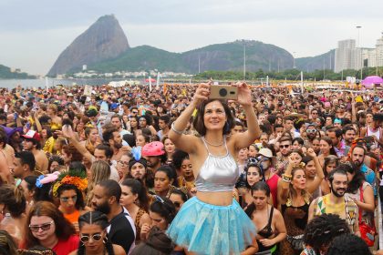 Foliões no Rio festejando o carnaval