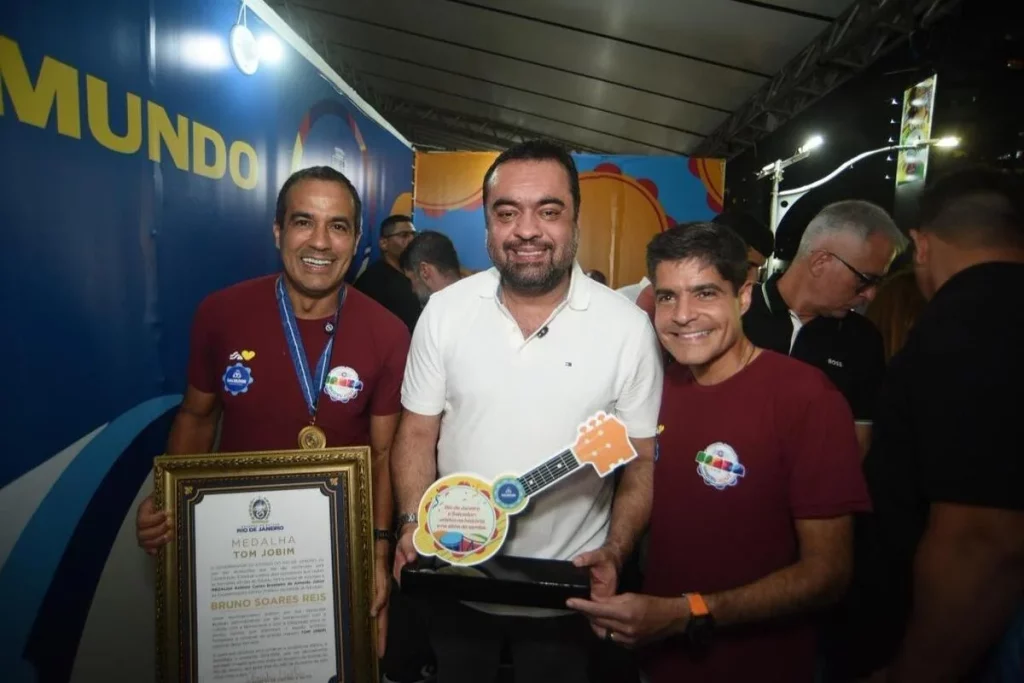 Paz selada no axé: Castro participa da abertura do carnaval da Bahia e é chamado de 'amigo' pelo governador petista que já o criticou 62 Bruno Reis, Claudio Castro e ACM Neto