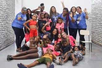 Crianças atendidas pelo projeto “Carnaval Criança Carioca” participam de atividades recreativas durante os desfiles na região da Sapucaí.