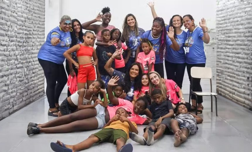 Crianças atendidas pelo projeto “Carnaval Criança Carioca” participam de atividades recreativas durante os desfiles na região da Sapucaí.