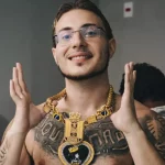 Puterrier com os cordões que foram roubados nos arredores da Sapucaí