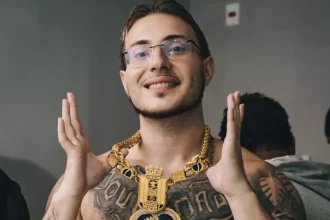 Puterrier com os cordões que foram roubados nos arredores da Sapucaí