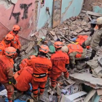 Bombeiros atuando no resgate de vítima após desabamento de imóvel no Maracanã