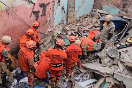 Bombeiros atuando no resgate de vítima após desabamento de imóvel no Maracanã