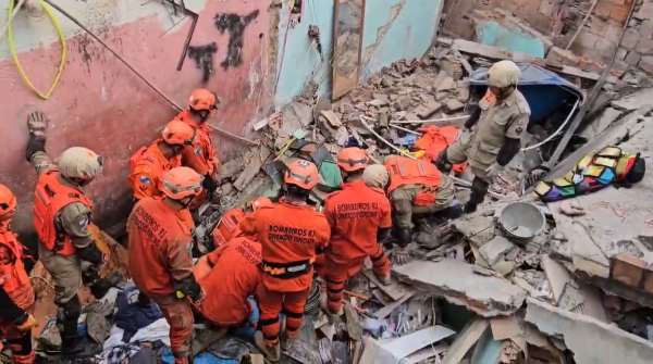 Bombeiros atuando no resgate de vítima após desabamento de imóvel no Maracanã