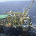 Os Contratos de Risco surgiram como resposta à vulnerabilidade exposta pela crise de 1973, quando a recém-criada OPEP fez o preço do barril quadruplicar, pressionando severamente a balança comercial brasileira.