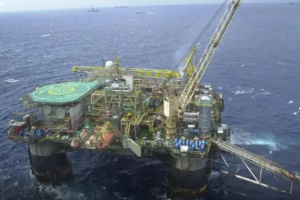 Os Contratos de Risco surgiram como resposta à vulnerabilidade exposta pela crise de 1973, quando a recém-criada OPEP fez o preço do barril quadruplicar, pressionando severamente a balança comercial brasileira.