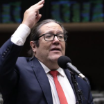 Deputadas acusam Tarcísio de ter se aliado a grupo majoritário para conseguir a liderança da bancada na Câmara dos Deputados.