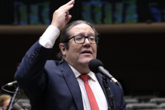 Deputadas acusam Tarcísio de ter se aliado a grupo majoritário para conseguir a liderança da bancada na Câmara dos Deputados.