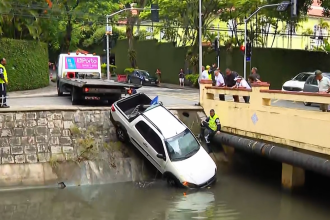 Carro caído em canal na Avenida Visconde de Albuquerque, no Leblon